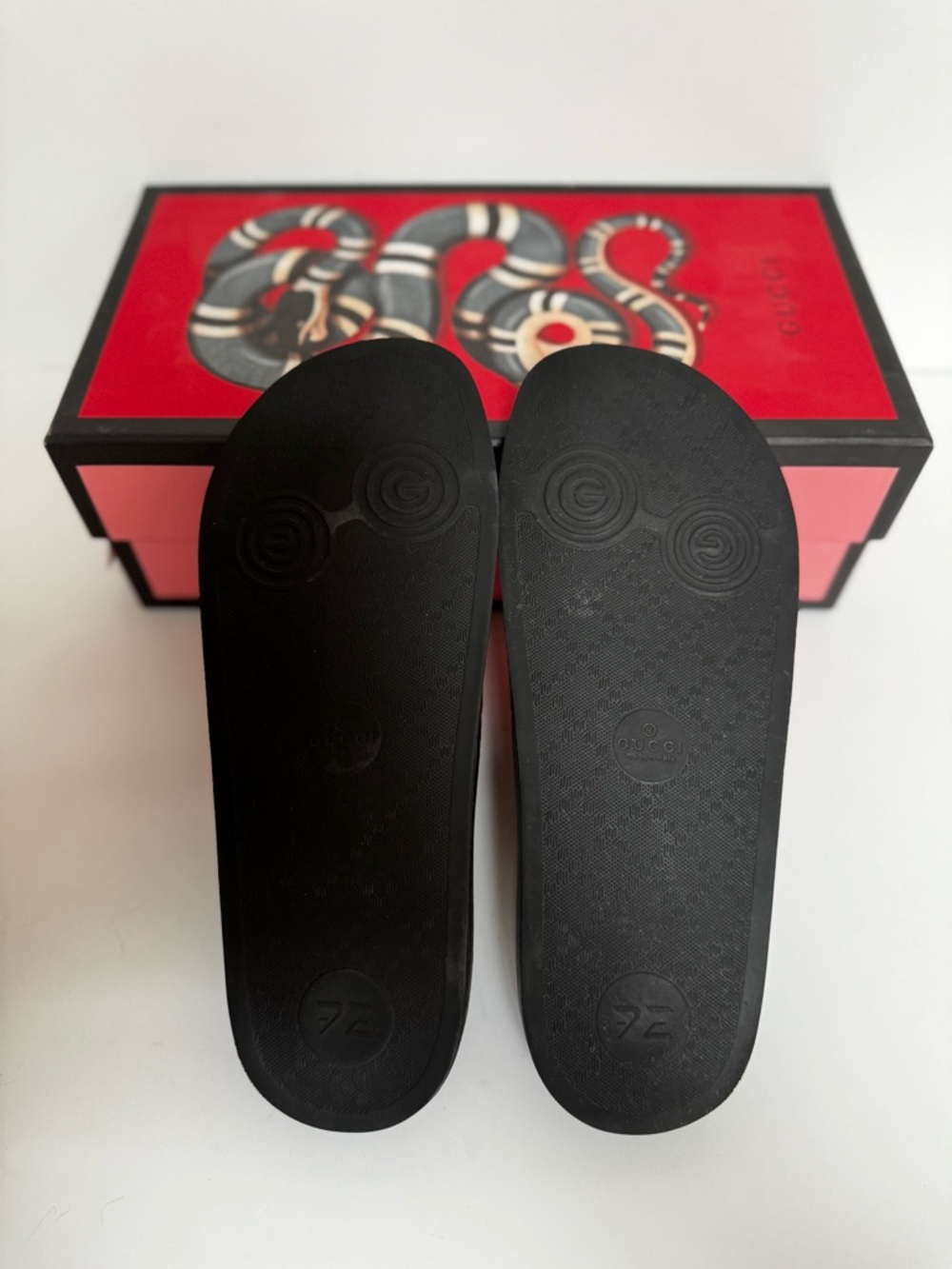 Gucci Women’s Signature Hibiscus Red Embossed Leather Slide Sandals Size 39 - Picture 8 of 11